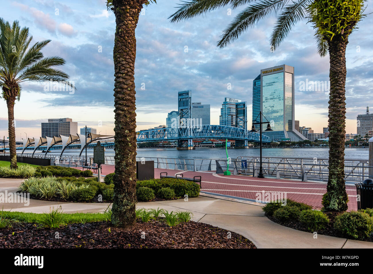 Downtown Jacksonville, Florida bei Sonnenaufgang von der Southbank Riverwalk auf dem St. Johns River. (USA) Stockfoto