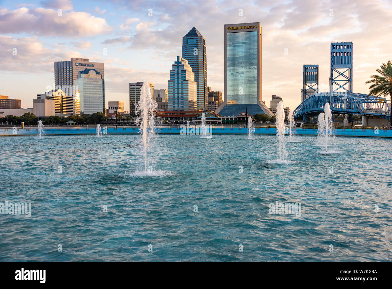 Downtown Jacksonville, Florida bei Sonnenaufgang von Freundschaft Brunnen auf der Southbank Riverwalk entlang der St. Johns River. (USA) Stockfoto