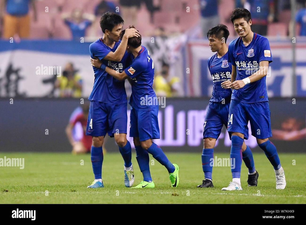 Spieler von Shanghai Shenhua Grönland feiern, nachdem er ein Ziel gegen Changchun Yatai in ihren 20. Runde während der 2017 chinesischen Footbal Stockfoto