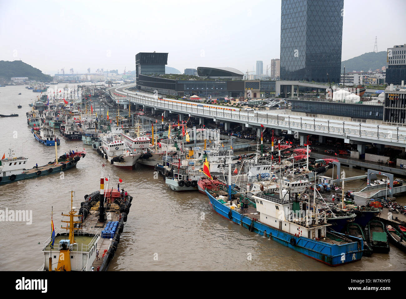 Fischerboote sind nach der Aufhebung eines dreimonatigen Krabben Verbot in einem Hafen Wuhan City, der ostchinesischen Provinz Zhejiang, den 6. August 2017. Stockfoto
