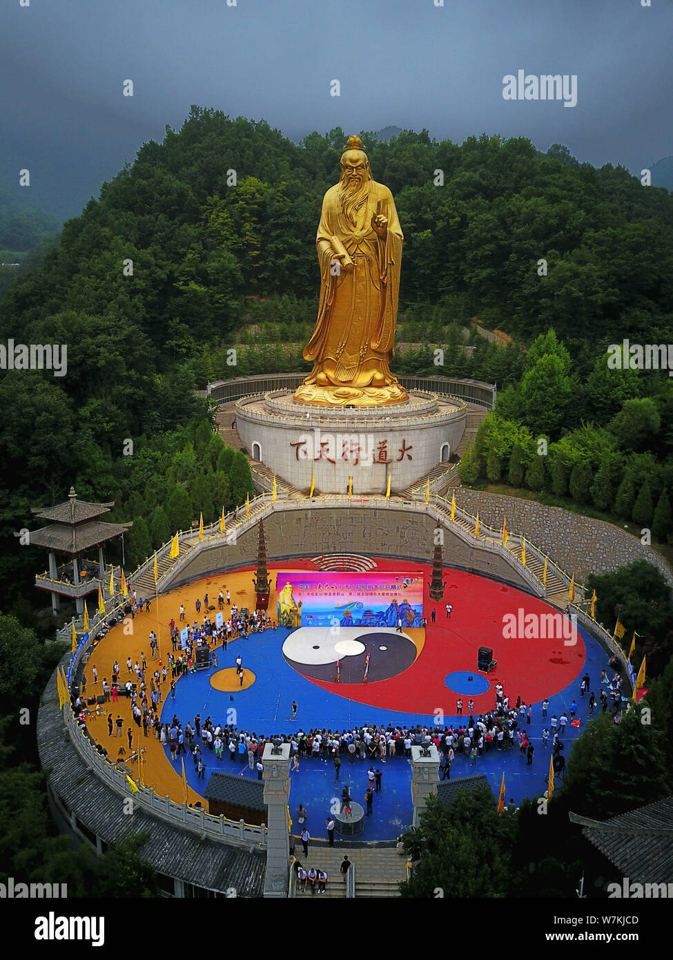 Blick auf die Statue von Lao-Tzu, auch genannt Laotse oder Lao-Tze, eine alte chinesische Philosoph und Begründer des Taoismus, am Berg in Luanc Laojun Stockfoto