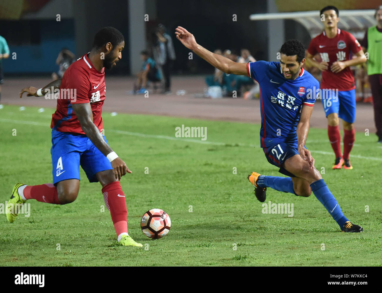 Brasilianische Fußballspieler Alan Kardec, rechts, von Chongqing Lifan Dangdai, Herausforderungen Bissau-Guinean Fußballspieler Edigeison Gomes von Henan Jianye in Stockfoto