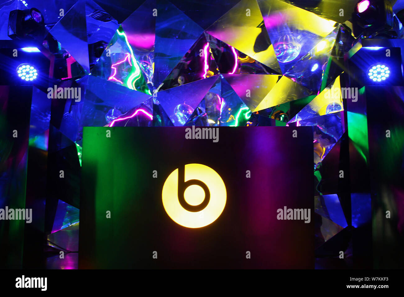 Blick auf ein Logo der Schläge an der Pop-up-store von Beats und LINE-Freunde in HKRI Taikoo Hui in Shanghai, China, 2. August 2017. Das Pop-up-store von Beat Stockfoto