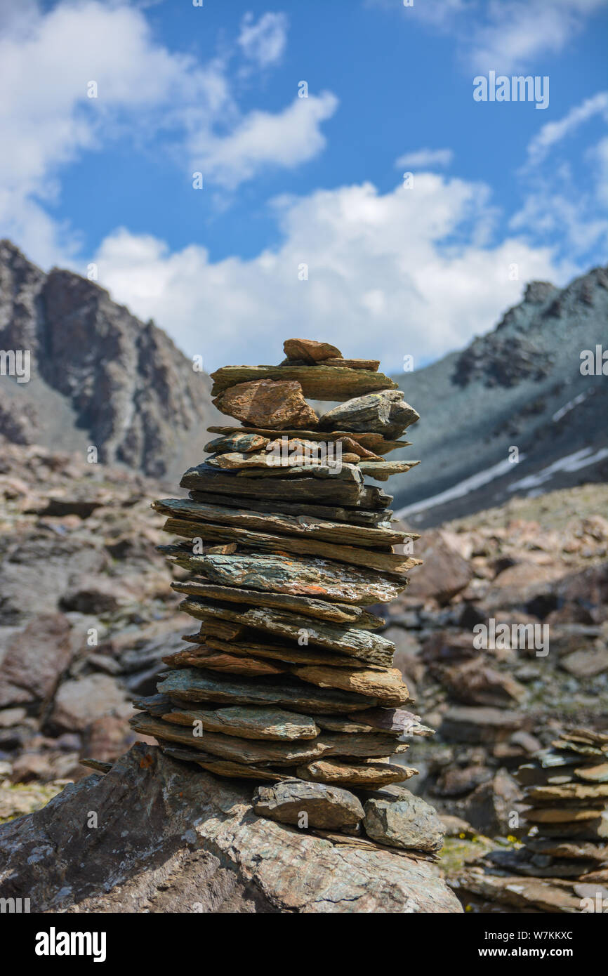 Rock bei hohen Berge stapeln. Anschluss in der Natur. Wandern. Stockfoto