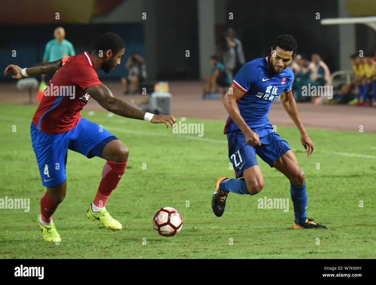 Brasilianische Fußballspieler Alan Kardec, rechts, von Chongqing Lifan Dangdai, Herausforderungen Bissau-Guinean Fußballspieler Edigeison Gomes von Henan Jianye in Stockfoto