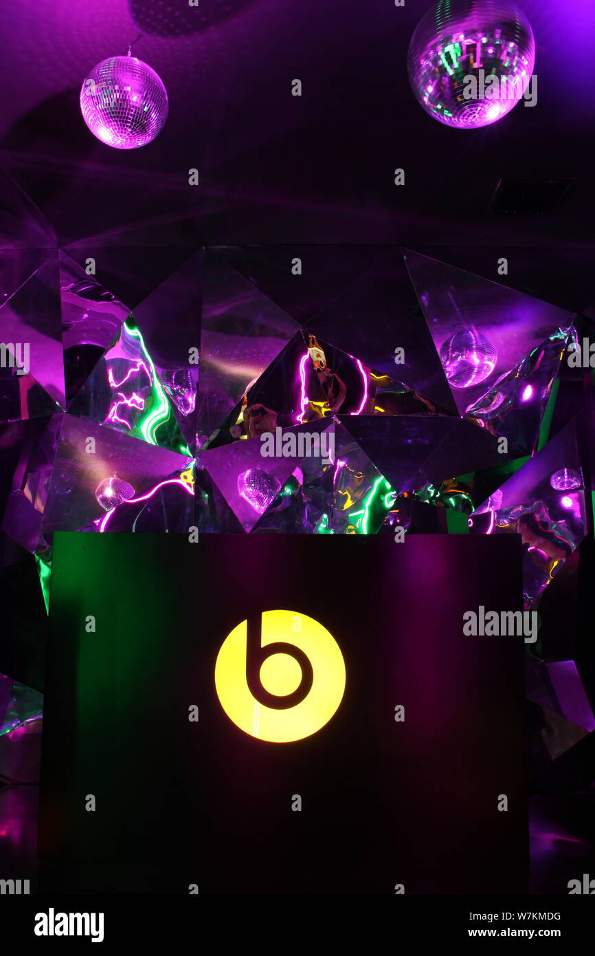 Blick auf ein Logo der Schläge an der Pop-up-store von Beats und LINE-Freunde in HKRI Taikoo Hui in Shanghai, China, 2. August 2017. Das Pop-up-store von Beat Stockfoto