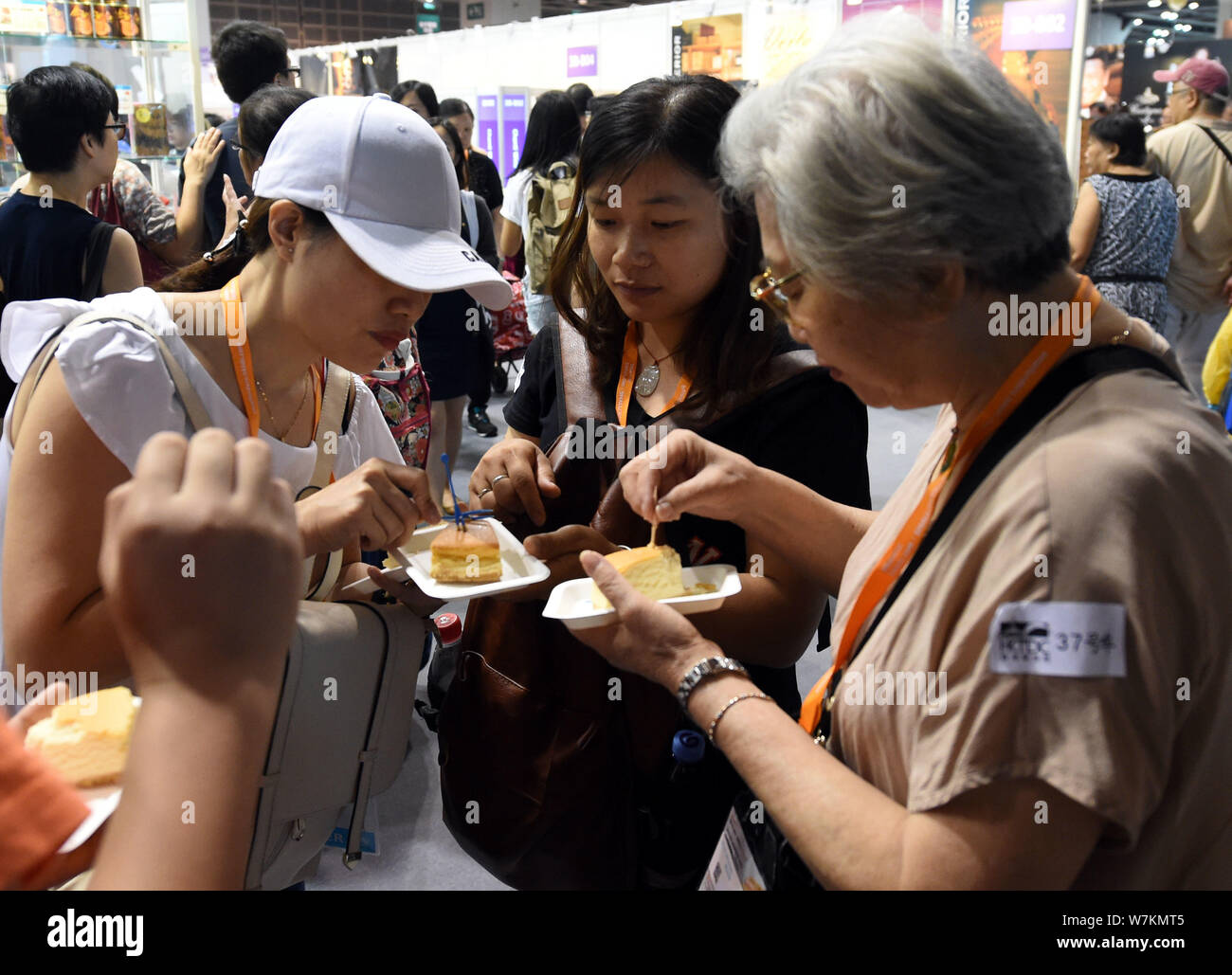 Besucher geschmack Kuchen auf der 28 Food Expo in Hongkong, China, 17. August 2017. Der 28 Food Expo begann am Donnerstag (17. August 2017) an der Ho Stockfoto