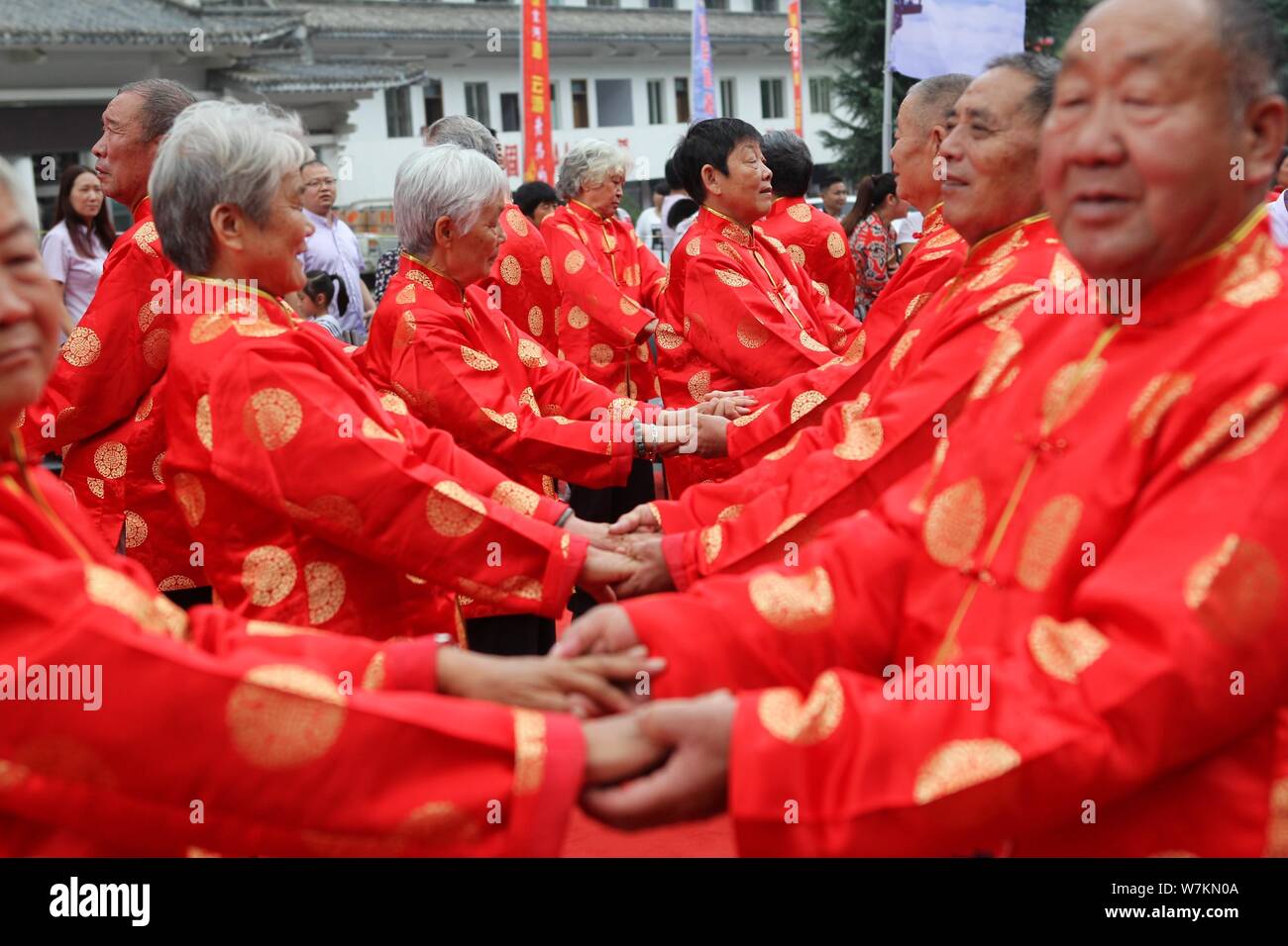 Ältere Paare stellen in einer Zeremonie die Veranstaltung ihre goldene Hochzeit vor der Qixi Festival zu feiern, auch als der Chinesischen Valentinstag bekannt, auf dem L Stockfoto