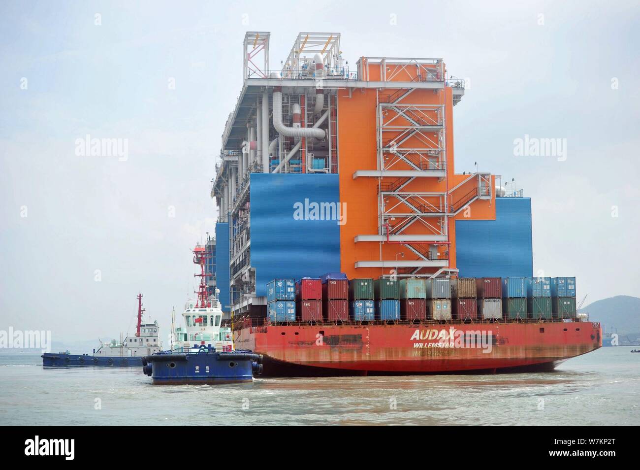 Die 'Red Box Audax "semi-submersible marine Heavy Transport Schiff mit den beiden letzten Modul Herstellungen für Yamal LNG, Liquefied Natural Gas geladen Stockfoto