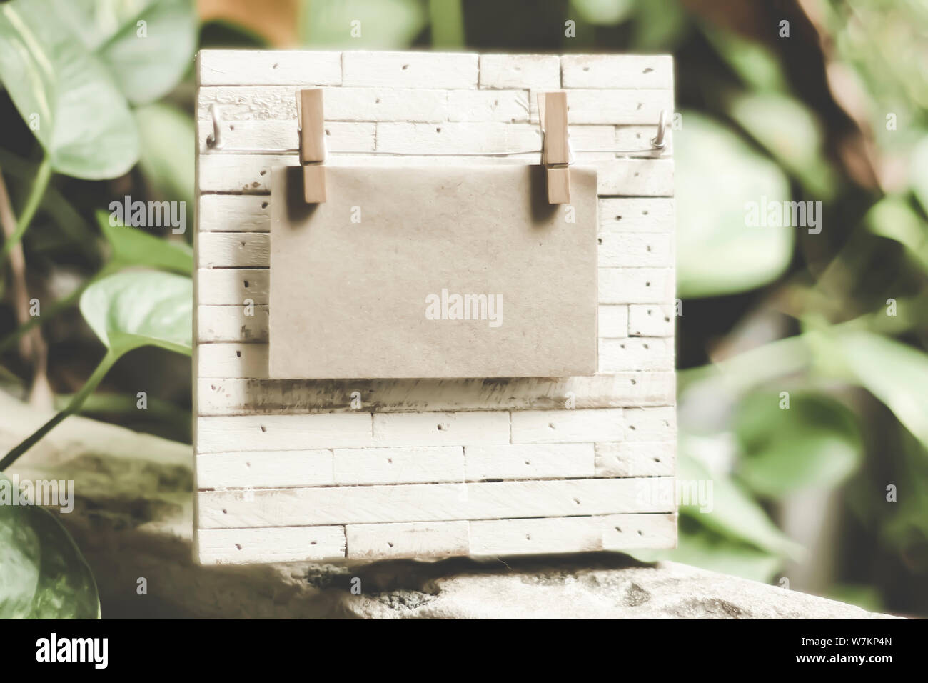 Holz- alte Reklametafeln mit leeren Blatt für Notizen. Natur blur Hintergrund Stockfoto