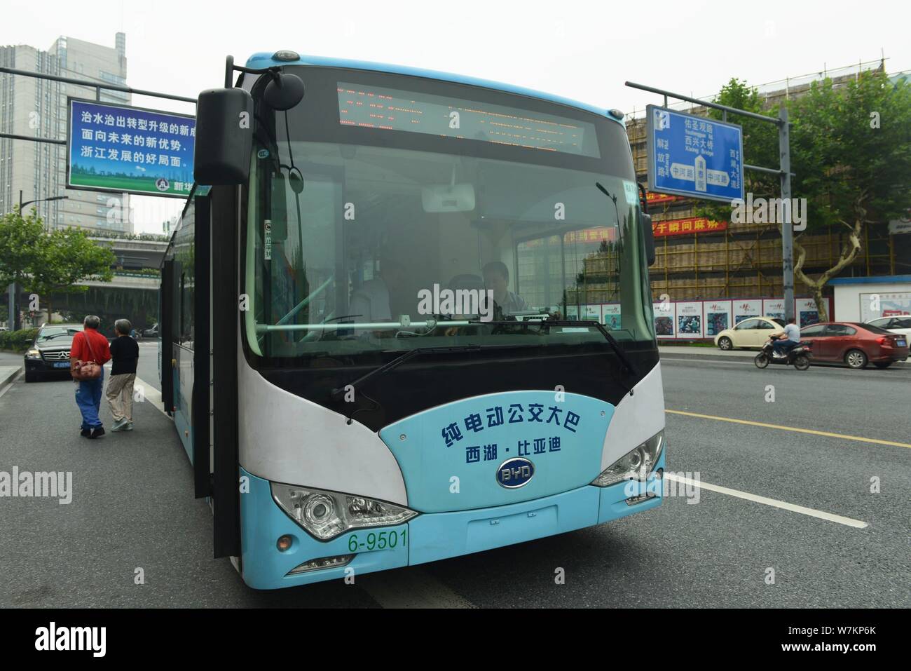 --FILE - Ein elektrischer Bus von BYD fährt auf der Straße in Hangzhou ctiy, im Osten der chinesischen Provinz Zhejiang, 1. Juli 2014. Die chinesischen Automobilhersteller BYD Stockfoto