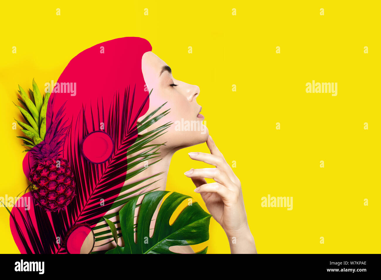 Zeitgenössische Kunst Collage der schönen Frau mit rosa Haaren mit tropischen Früchten und Palmblättern auf gelben Hintergrund. Stockfoto