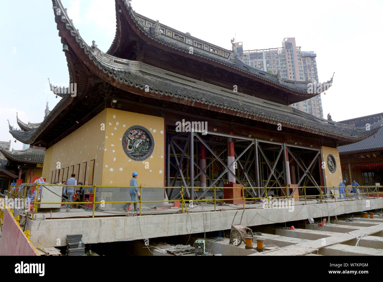 Die chinesischen Arbeiter auf der Baustelle der Grand Hall von Shanghais Jade Buddha Tempel bis 31 Meter nach Norden verschoben werden gesehen und einen Meter angehoben Stockfoto