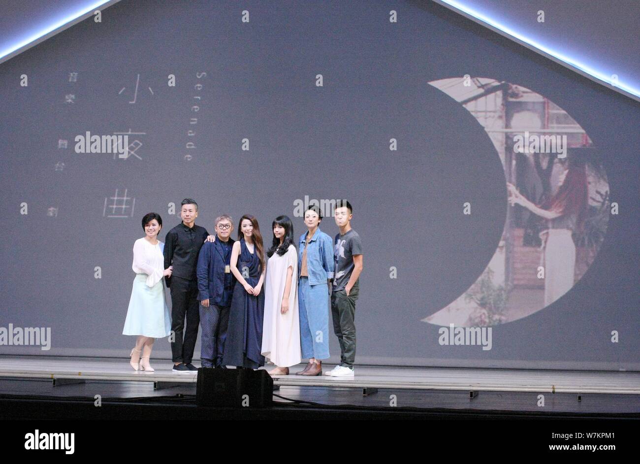 Hebe Tien Fu-chen, Mitte, der Taiwanesischen gril Gruppe S.H.E und andere Darsteller stellen während der Probe für das Musical Theater erenade' in Taipei Stockfoto