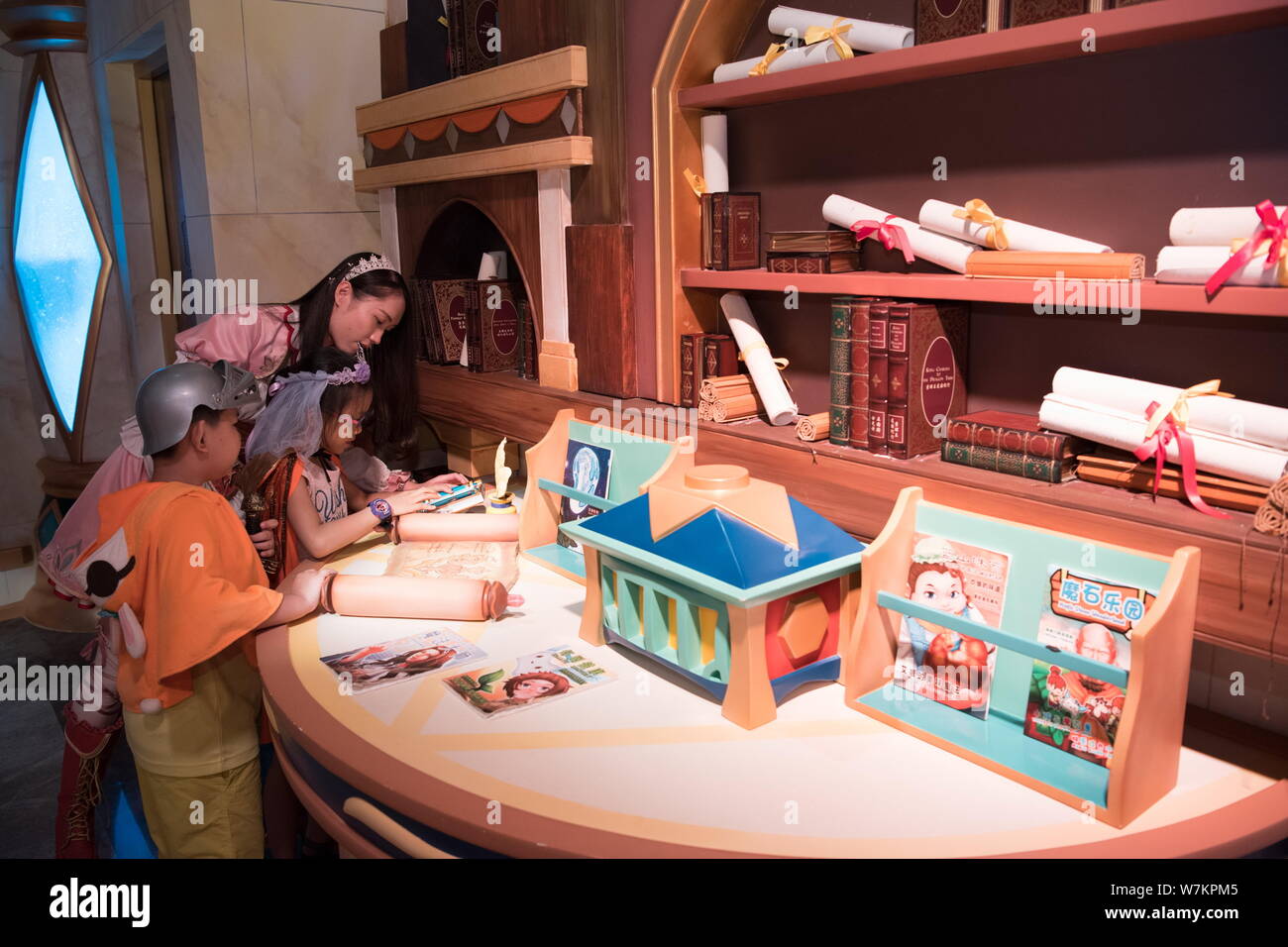 Die Spieler haben Spaß an dem Planeten J live-action-role-play Themenpark von Sands China im Sands Shoppes retail Mall in Cotai, Macau, China, 29. August 2017. Stockfoto