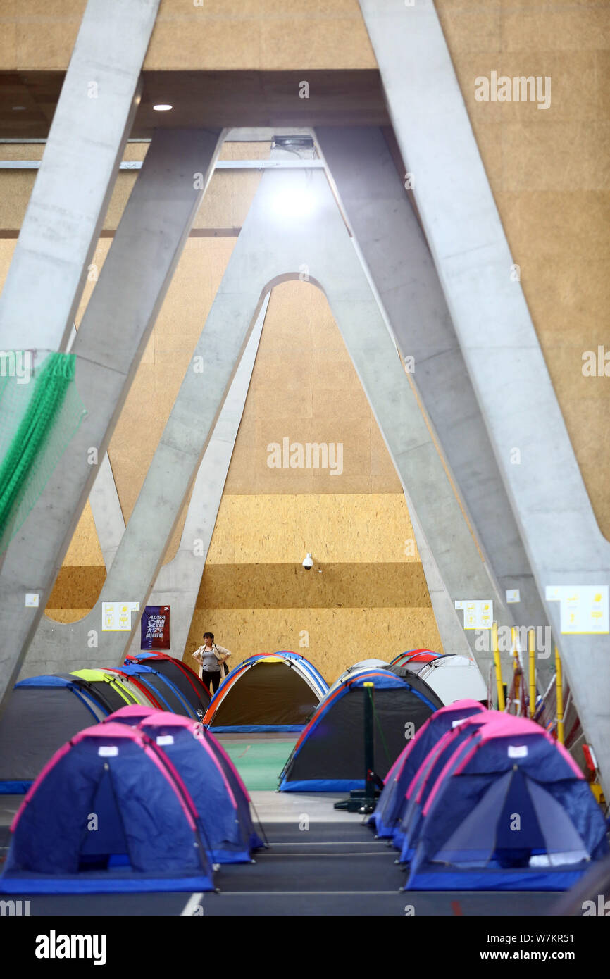 Reihen von Zelte sind so eingerichtet, dass chinesische Eltern an der Tianjin Universität in Tianjin, China, 23. August 2017. Mehr als 800 Zelte wurden am Set Stockfoto