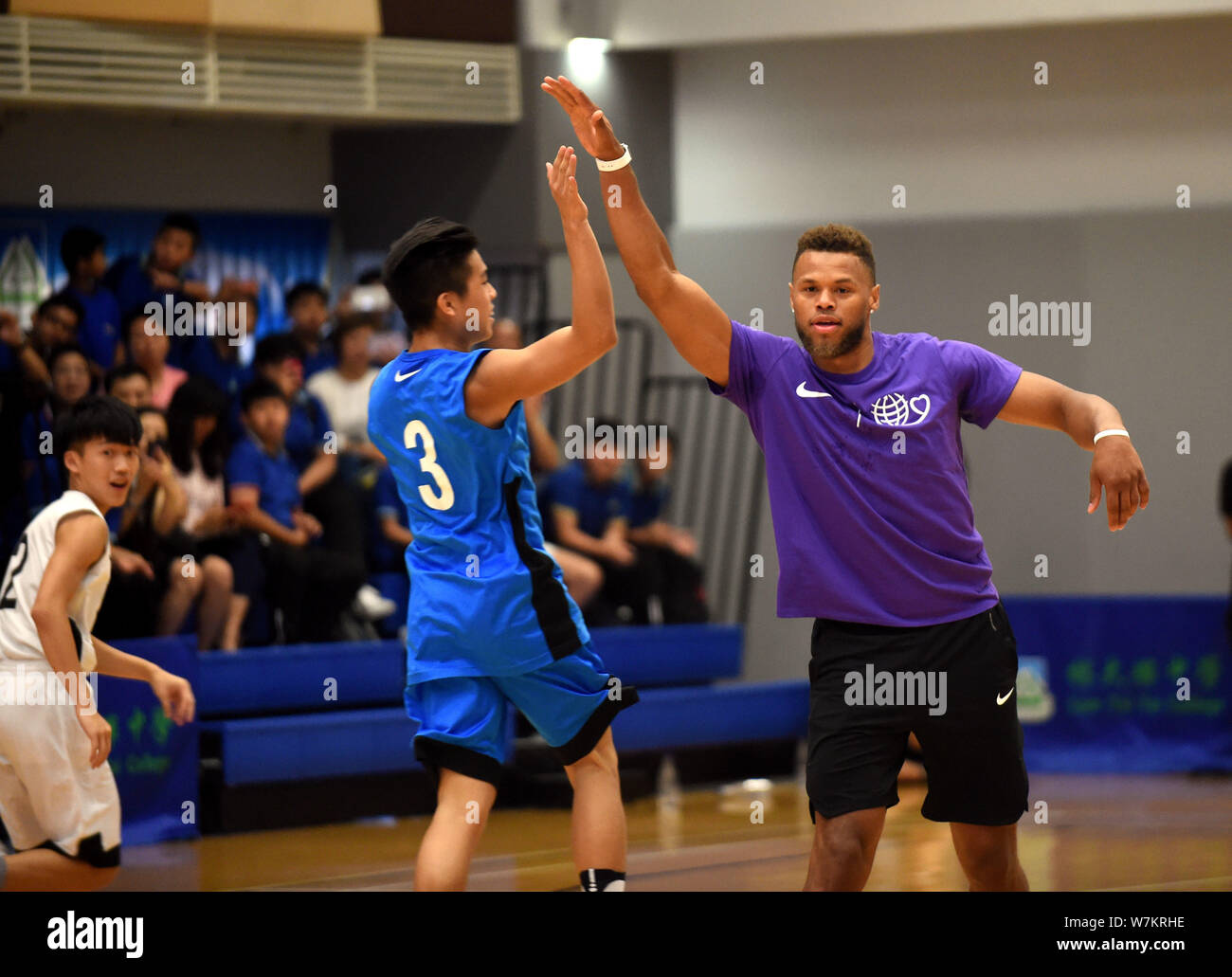 American Basketball player Justin Anderson, rechts, besuche Lam Tai Fai Kollegium während der 2017 Yao Foundation Charity Tour in Hong Kong, China, 31. Juli Stockfoto