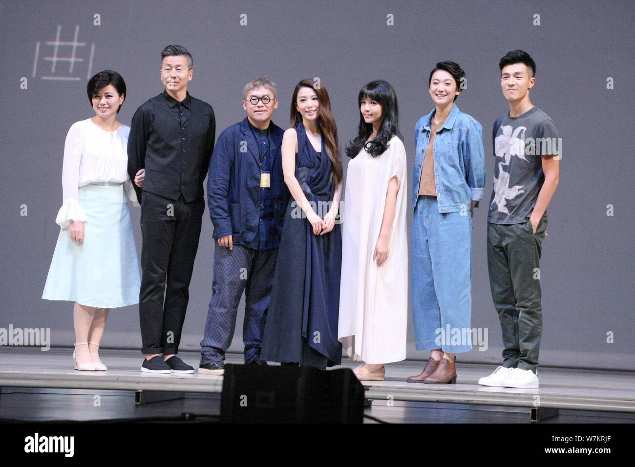 Hebe Tien Fu-chen, Mitte, der Taiwanesischen gril Gruppe S.H.E und andere Darsteller stellen während der Probe für das Musical Theater erenade' in Taipei Stockfoto