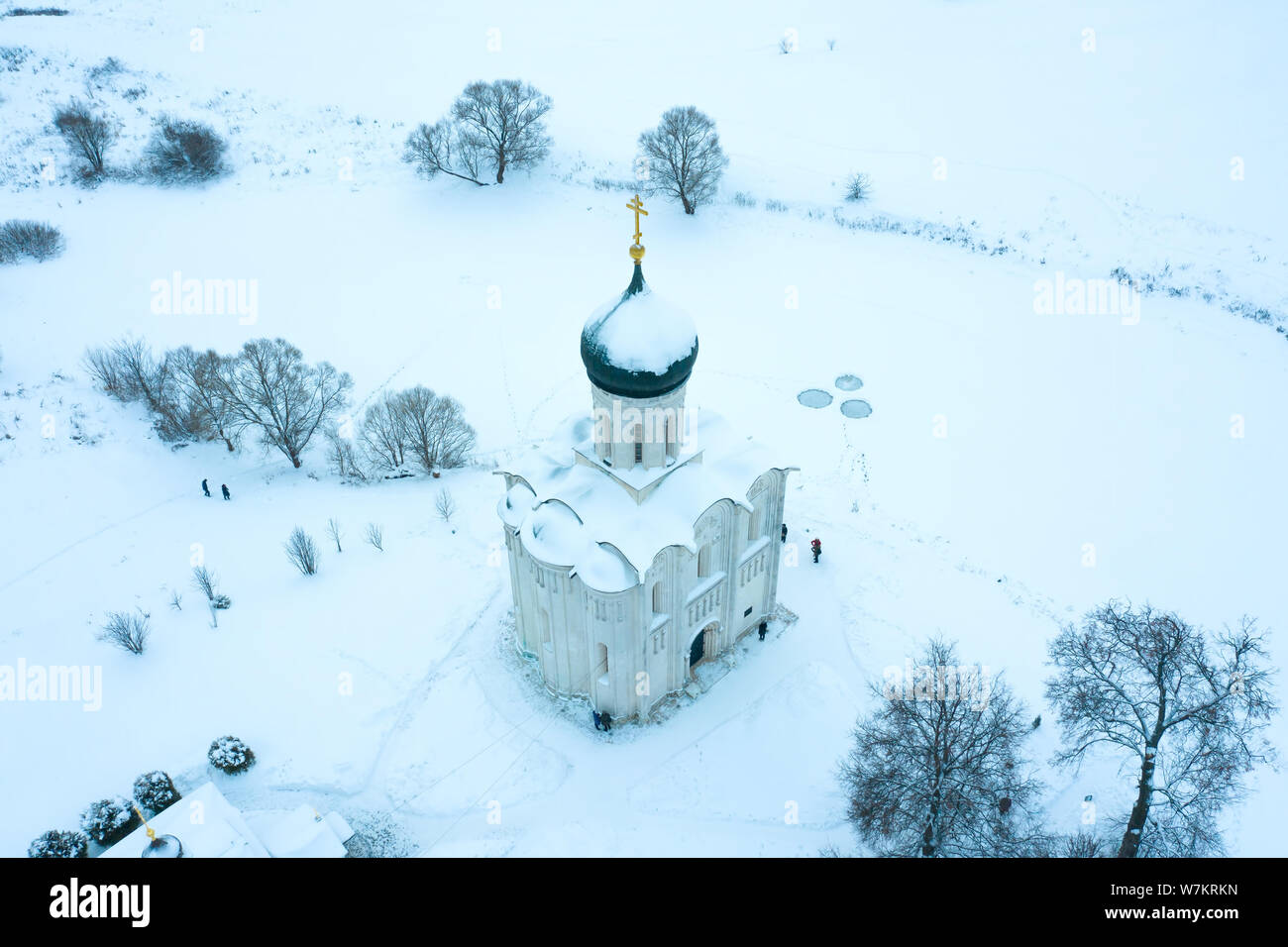Winter drone Schoß der Kirche der Fürsprache an der Nerl in Bogolubovo Stockfoto