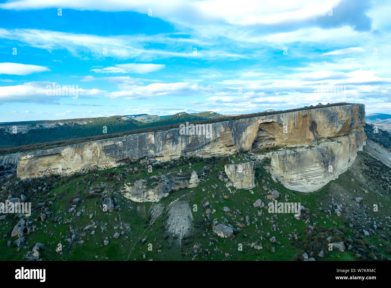 Flying drone oberhalb der Höhle Stadt Kachi Kalion, in der Nähe der Stadt Bachtschyssaraj, Krim Stockfoto