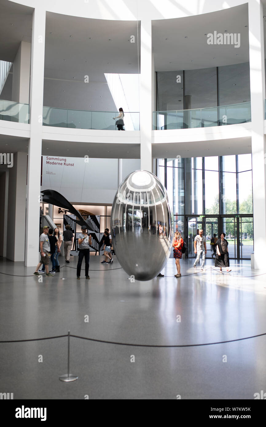 Ingo Maurers Pendel ist im Sommer 2019 in der Danner Rotunde der Pinakothek der Moderne in München zu sehen. Stockfoto