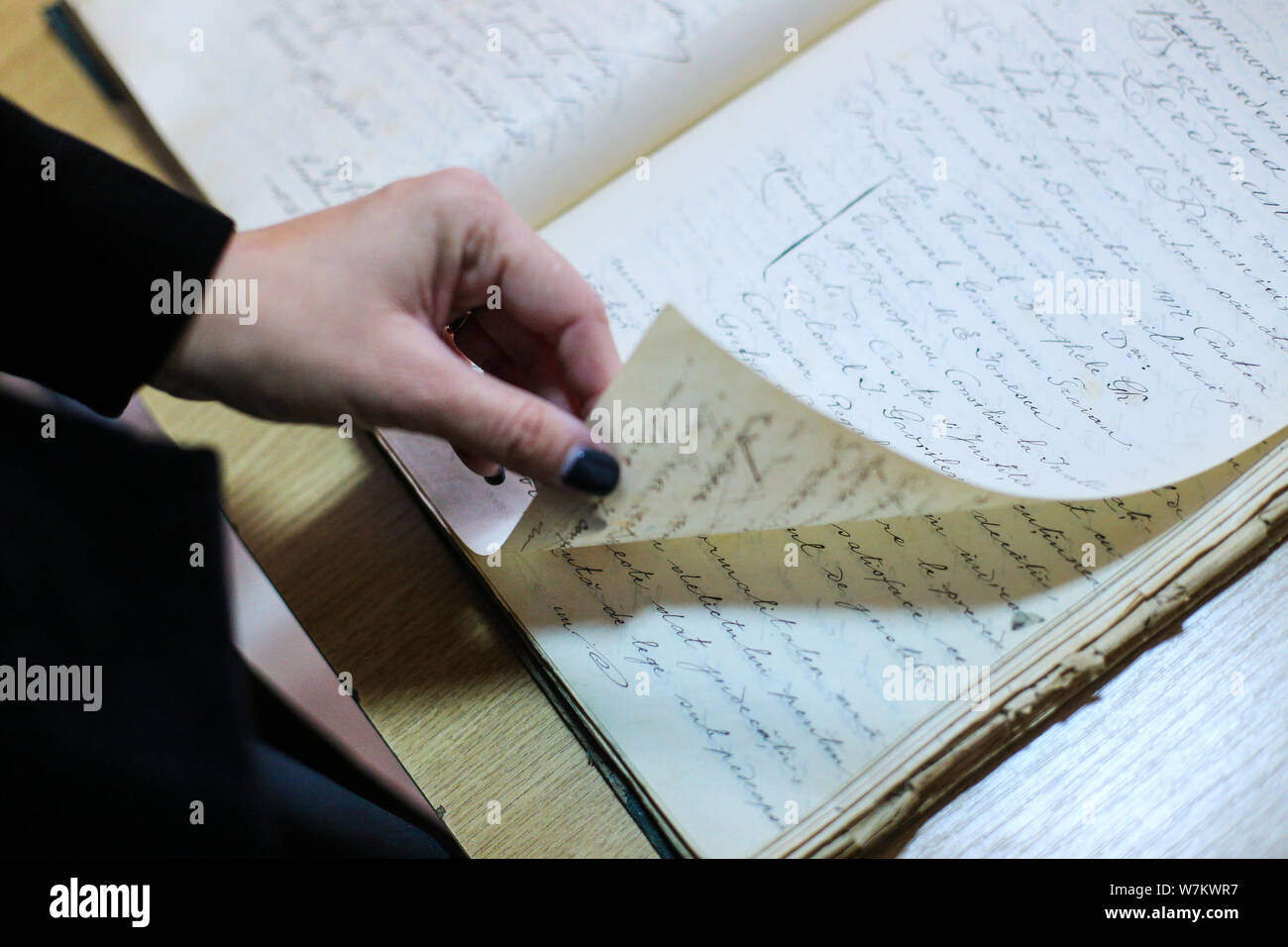 Details mit den Händen einer jungen Frau liest ein Dokument archivieren Stockfoto