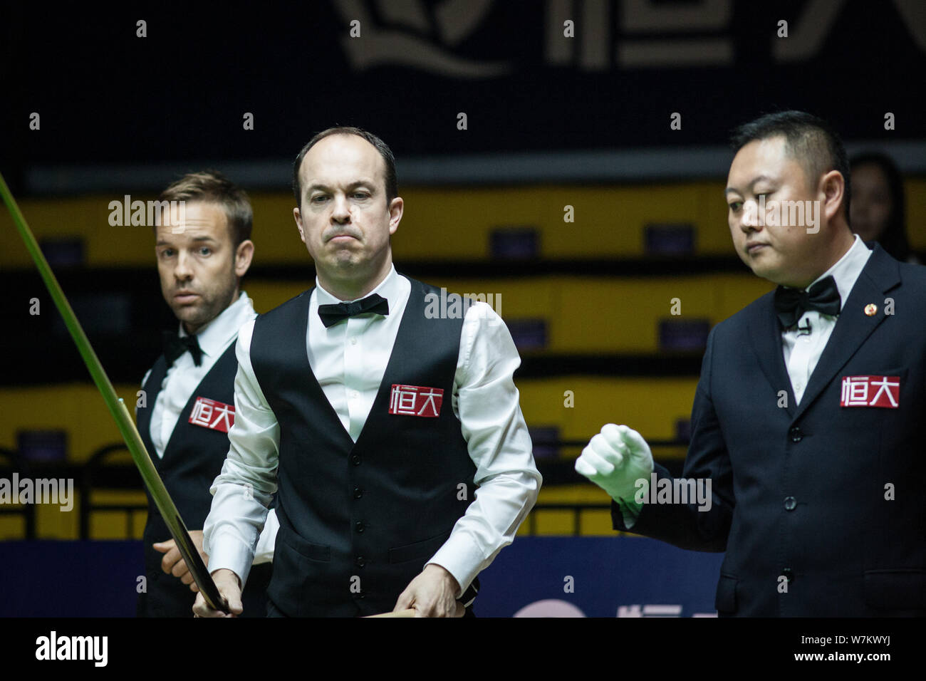 Fergal O'Brien von Irland hält einen Schuß zu Ali Carter von England in ihren Viertelfinalegleichen während der China Championship Snooker Turnier 2017 Stockfoto