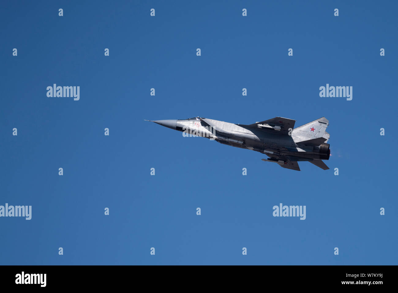 Nowosibirsk, Russland - April 1, 2019: Mikoyan-Gurevich MiG-31 BM Foxhound RF -92337 in den Himmel nach dem Ausschalten vom internationalen Flughafen Tolmachevo nehmen. Stockfoto