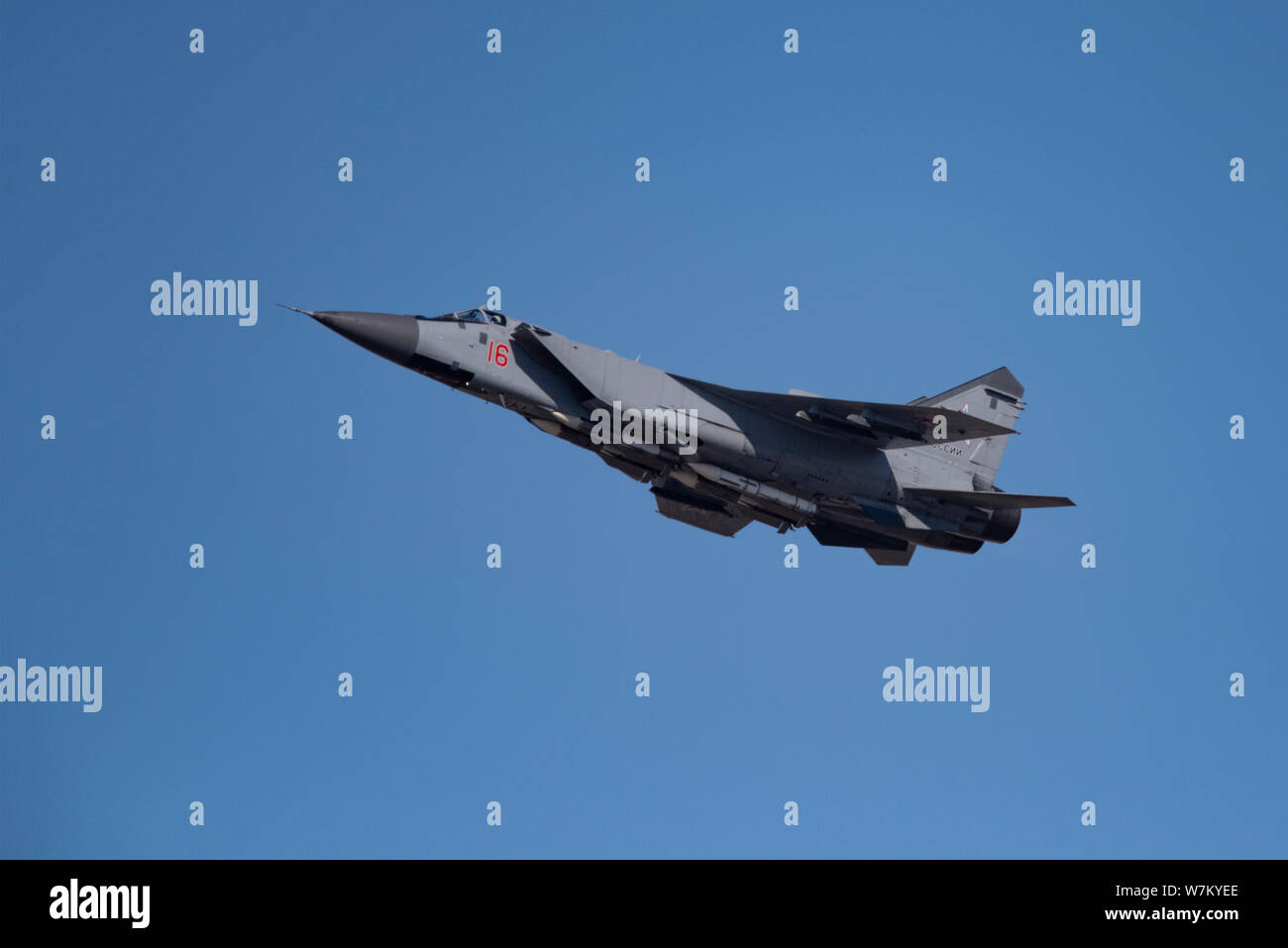 Nowosibirsk, Russland - April 1, 2019: Mikoyan-Gurevich MiG-31 BM Foxhound RF -95186 in den Himmel nach dem Ausschalten vom internationalen Flughafen Tolmachevo nehmen. Stockfoto