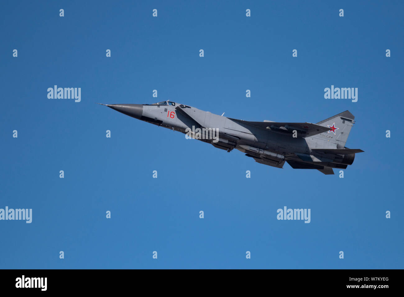 Nowosibirsk, Russland - April 1, 2019: Mikoyan-Gurevich MiG-31 BM Foxhound RF -95186 in den Himmel nach dem Ausschalten vom internationalen Flughafen Tolmachevo nehmen. Stockfoto