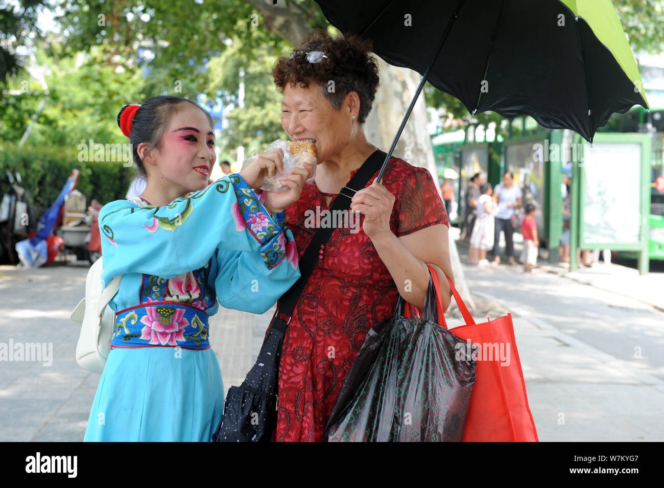 Die 12-jährige Chinesin Zhao Zhiting, eine Grundschule Kursteilnehmer in ihrem fünften Grad, gewidmet einem der Peking Oper oder Peking Oper Künstler sein wird dargestellt Stockfoto