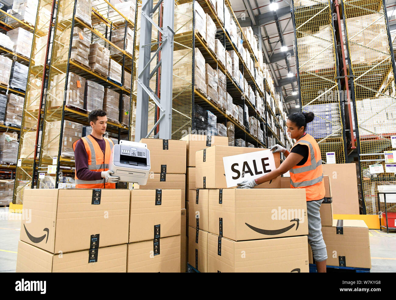 Redaktion VERWENDEN SIE NUR die Mitarbeiter an der Amazon Fulfillment  Center in Peterborough vorbereiten zum Paket und Faxgeräte für Kunden wie  Amazon senden Sie kündigen eine flash Verkauf von bis zu 50 %