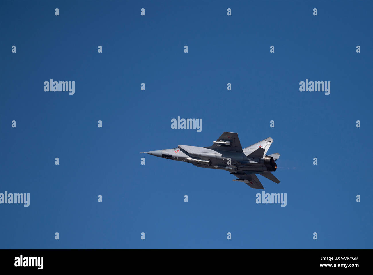 Nowosibirsk, Russland - April 1, 2019: Mikoyan-Gurevich MiG-31 BM Foxhound RF -92337 in den Himmel nach dem Ausschalten vom internationalen Flughafen Tolmachevo nehmen. Stockfoto