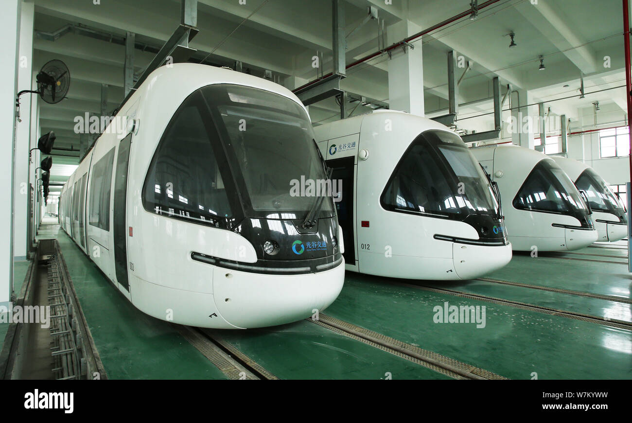 Die "strassenbahnen Optics Valley Quantum' werden an einem Bahnhof in Wuhan City getestet, der Central China Provinz Hubei, 3. August 2017. Die 'Optics Valley Qua Stockfoto