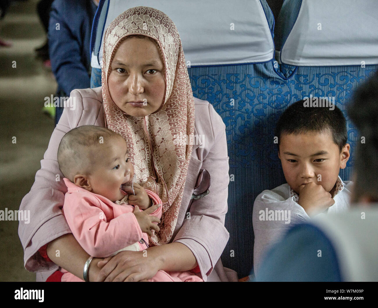 Die Passagiere werden abgebildet auf eine Zugfahrt von Xining nach Lhasa auf der Lhasa-bahn (Qinghai) Eisenbahn im Südwesten Chinas Tibet autonomen Region, Stockfoto