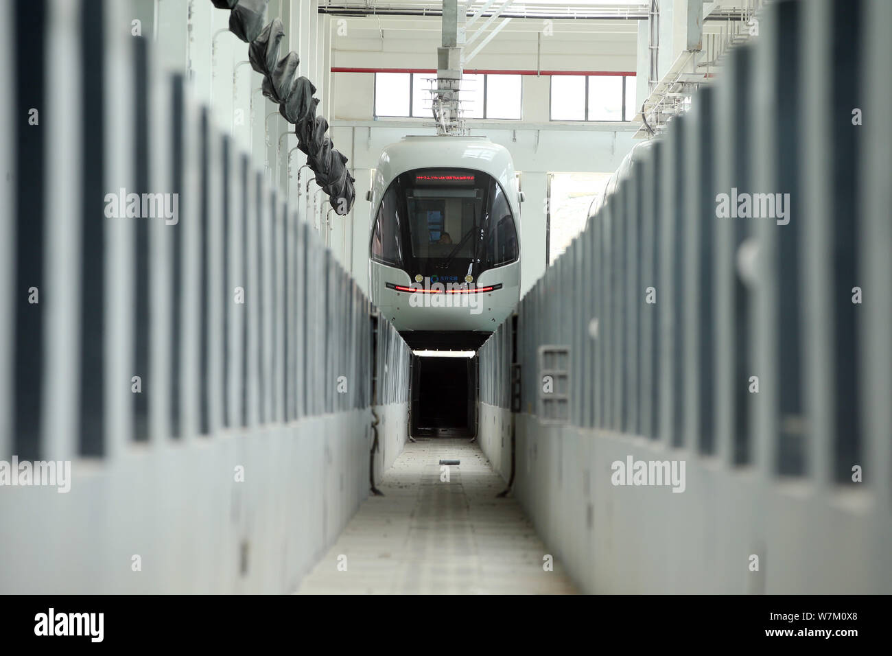 Die 'Optics Valley Quantum Straßenbahn wird an einem Bahnhof in Wuhan City getestet, der Central China Provinz Hubei, 3. August 2017. Die 'Optics Valley Quant Stockfoto