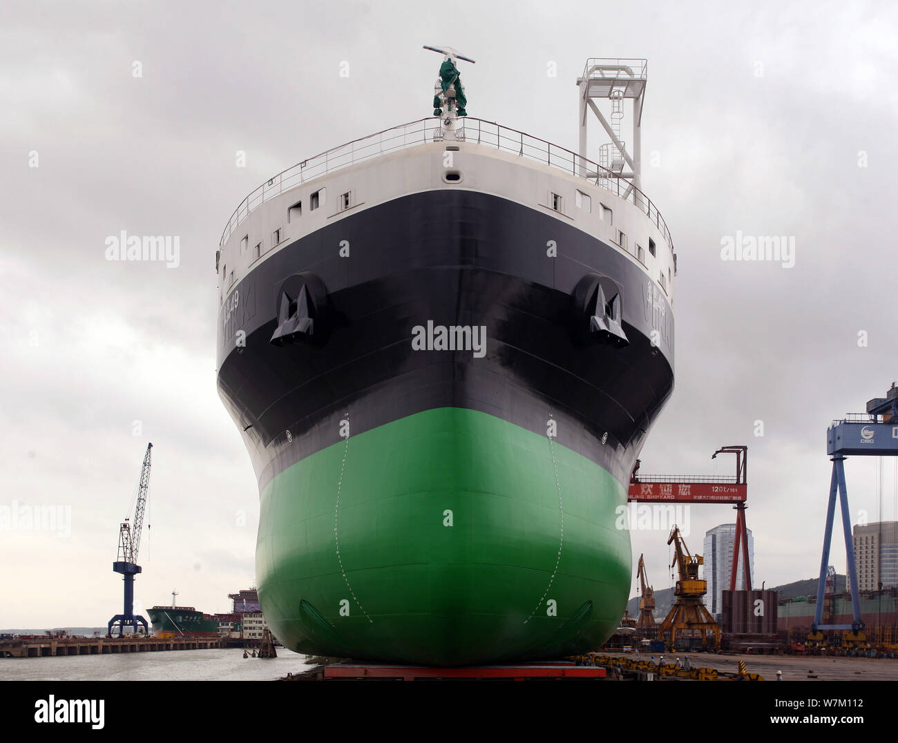 Die weltweit erste Dual-fuel General Cargo ship, für Finnland durch das Jinling Werft hergestellt, nimmt Wasser in Nanjing, China Jiangsu pr Stockfoto