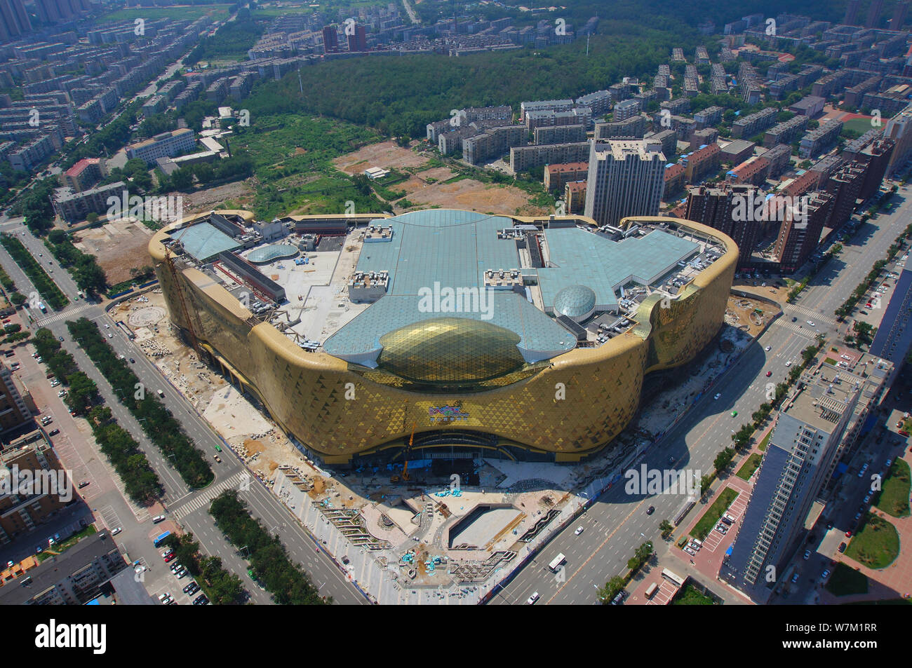 Luftaufnahme der Anshan Xinglong Mole Welt, einer städtischen komplexen Projekts, die in Form eines Goldbarrens ist in der Stadt Anshan, Provinz Liaoning im Nordosten Chinas Stockfoto