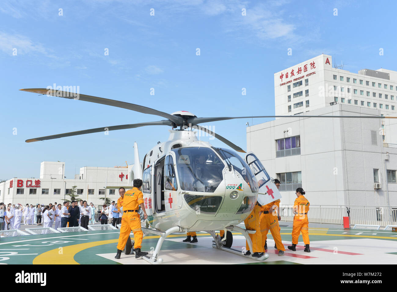 Ein Hubschrauber wird dargestellt, auf dem Parkplatz Schürze in der Chinesisch-japanische Freundschaft Hospital in Peking, China, 29. August 2017. Chinesisch-japanische Radeln Stockfoto