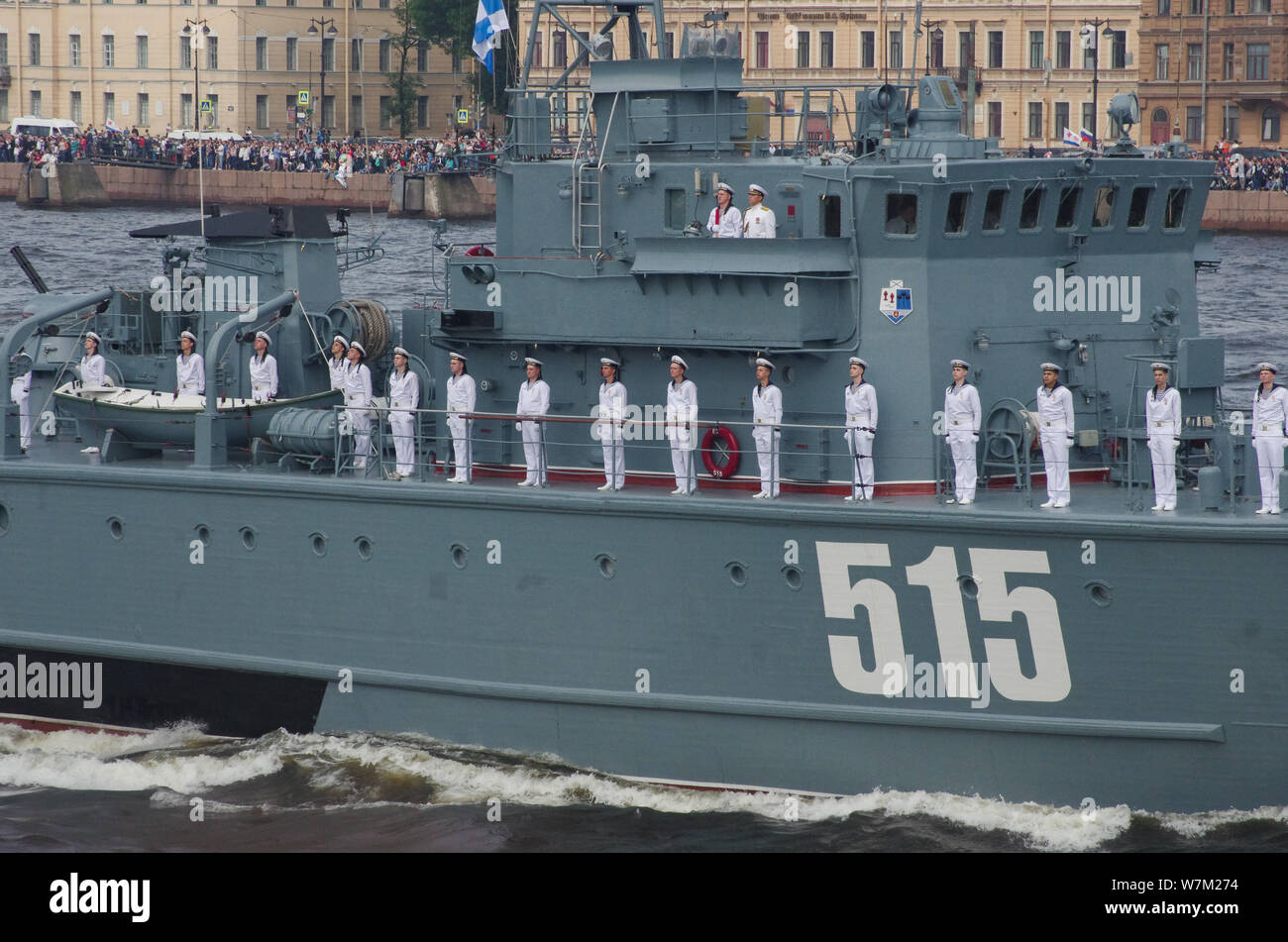 Die russische Marine Kriegsschiff nimmt teil an einer Parade der Russischen Marine Tag entlang dem Fluss Newa im Hafen von Kronstadt Stadt zu markieren, St. Petersburg, Russi Stockfoto