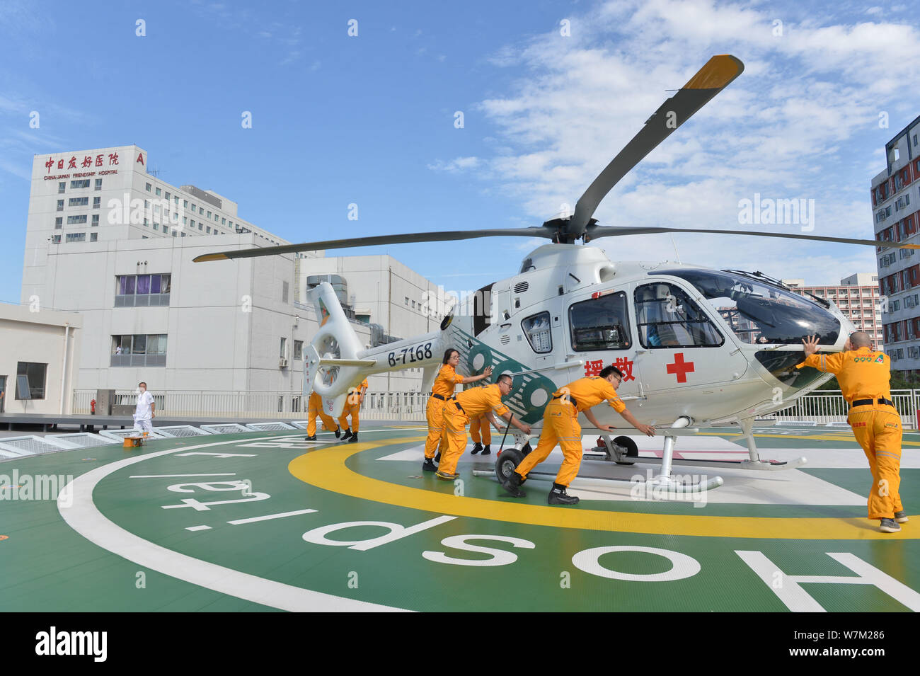 Ein Hubschrauber wird dargestellt, auf dem Parkplatz Schürze in der Chinesisch-japanische Freundschaft Hospital in Peking, China, 29. August 2017. Chinesisch-japanische Radeln Stockfoto