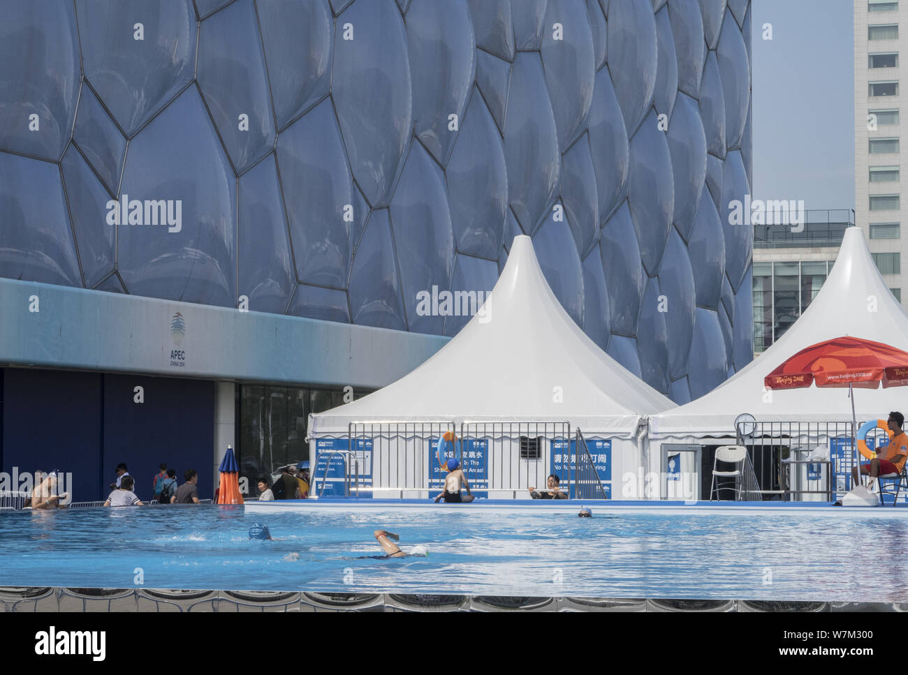 Anwohner zum Baden in den 25 Meter langen und 15 Meter breiten abnehmbar und Infinity-pool, in der Nähe des National Aquatics Center, auch bekannt als Stockfoto
