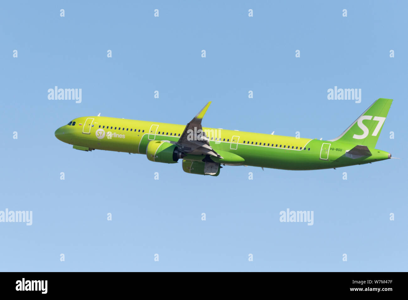 Nowosibirsk, Russland - April 8, 2019: Airbus A 321-271 N VQ-BGU S7 Airlines in den Himmel nach dem Ausschalten vom internationalen Flughafen Tolmachevo nehmen. Stockfoto