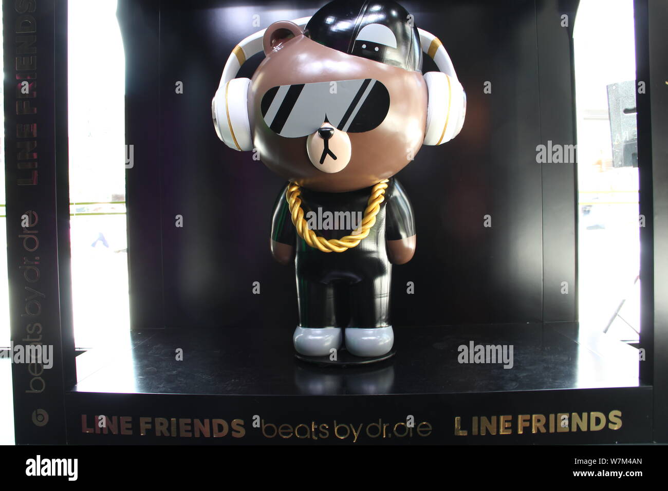 Ein Modell der DJ Braun ist auf dem Bild Pop-up Stores von Beats und LINE-Freunde in HKRI Taikoo Hui in Shanghai, China, 2. August 2017. Das Pop-up-store Stockfoto