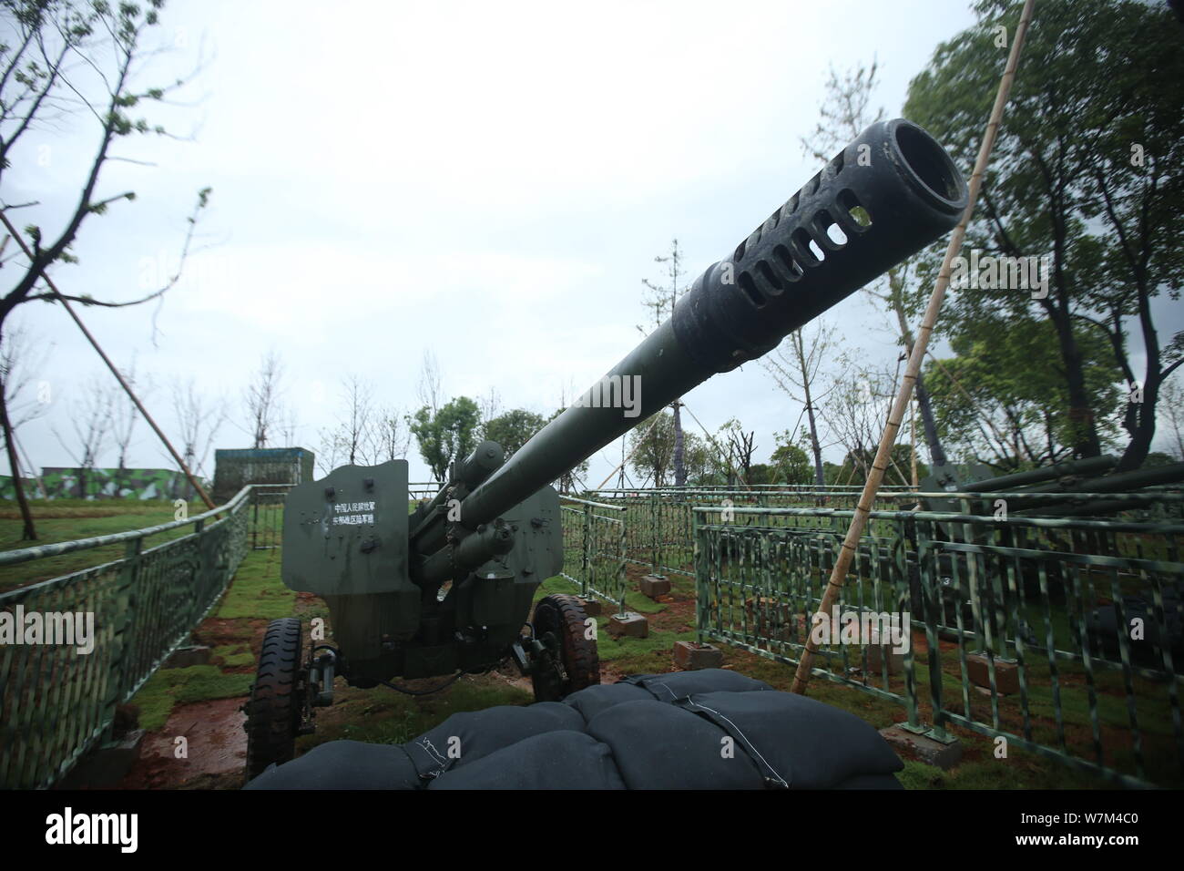 Ein Typ 83 122 mm Haubitze der Chinesischen PLA's (Peoples Liberation Army) Air Force ist auf Anzeige an einer militärischen Theme Park der 90. Jahrestag der zu markieren Stockfoto