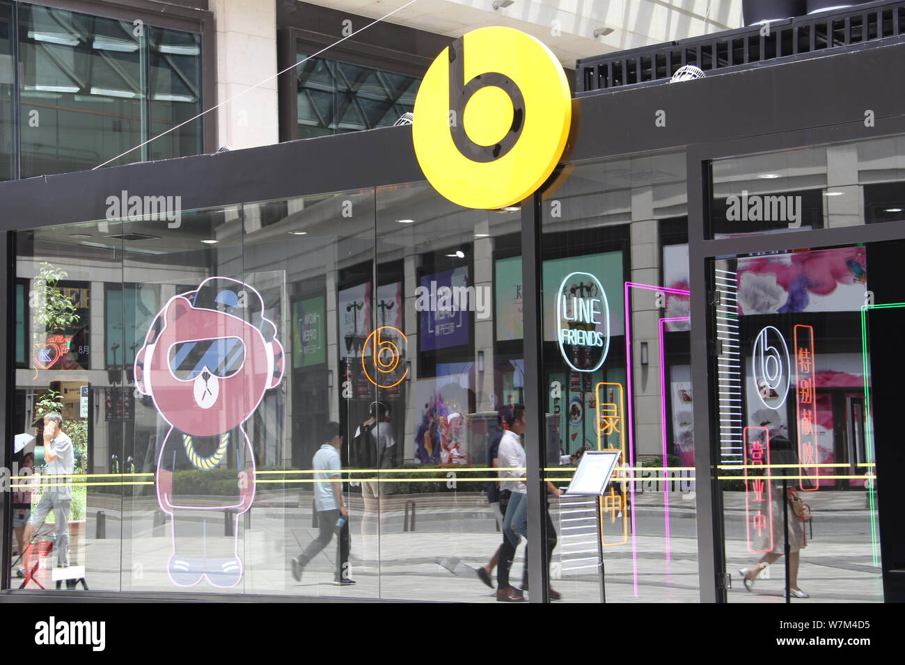 Kunden vorbei an den Pop-up-store von Beats und LINE-Freunde in HKRI Taikoo Hui in Shanghai, China, 2. August 2017. Das Pop-up-store von Beats und L Stockfoto