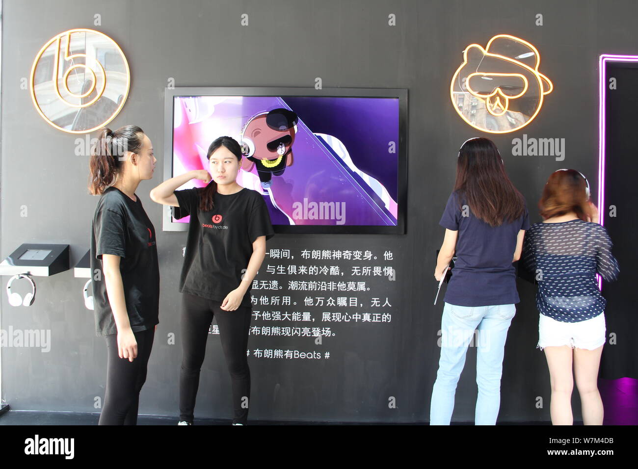 Mitarbeiter und Kunden sind auf dem Bild Pop-up Stores von Beats und LINE-Freunde in HKRI Taikoo Hui in Shanghai, China, 2. August 2017. Das Pop-up Stockfoto