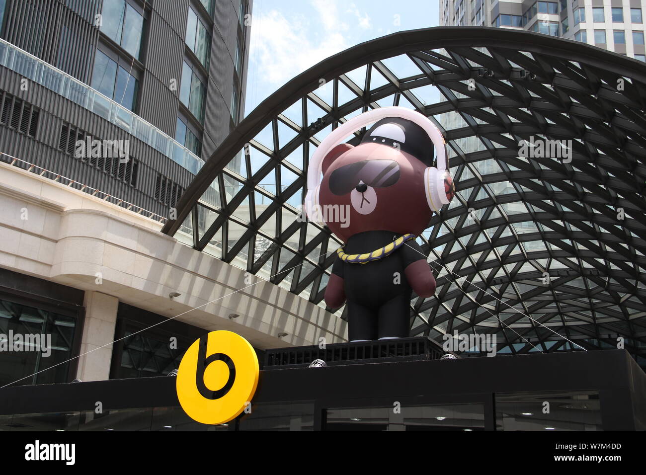 Ein Modell der DJ Braun ist auf dem Bild Pop-up Stores von Beats und LINE-Freunde in HKRI Taikoo Hui in Shanghai, China, 2. August 2017. Das Pop-up-store Stockfoto