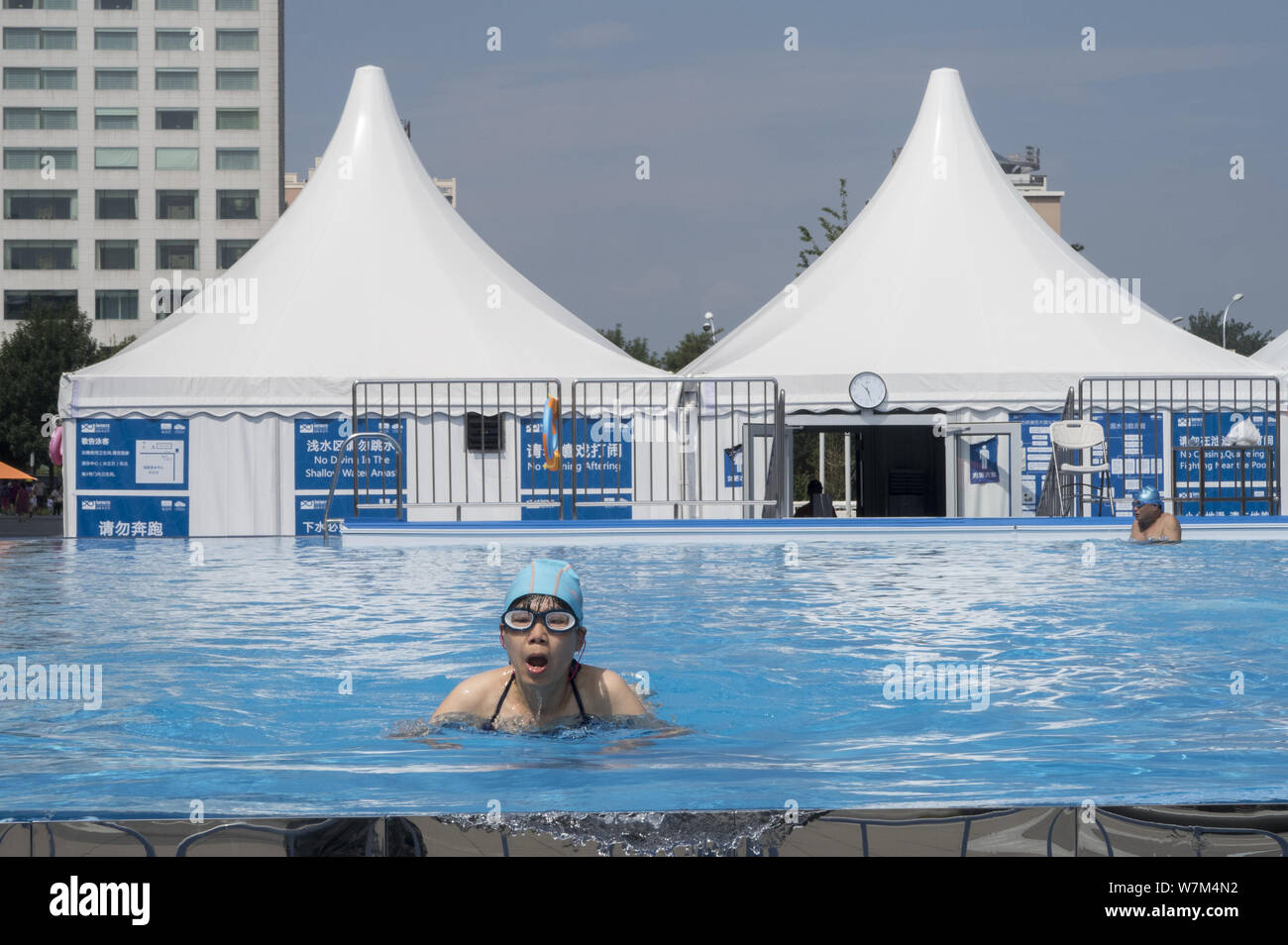 Anwohner zum Baden in den 25 Meter langen und 15 Meter breiten abnehmbar und Infinity-pool, in der Nähe des National Aquatics Center, auch bekannt als Stockfoto