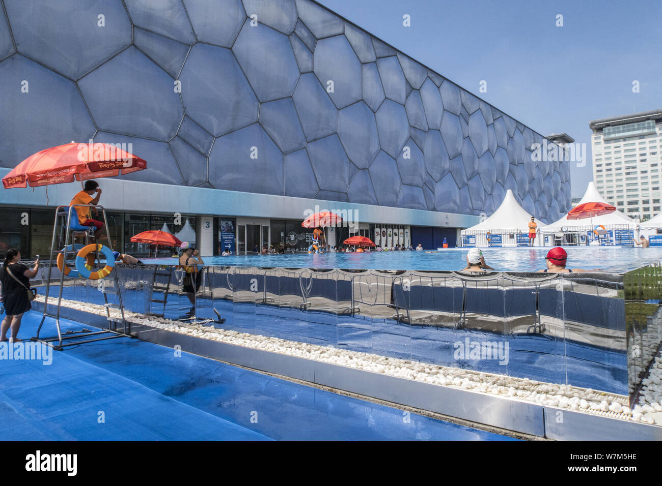 Anwohner zum Baden in den 25 Meter langen und 15 Meter breiten abnehmbar und Infinity-pool, in der Nähe des National Aquatics Center, auch bekannt als Stockfoto